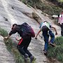 08_Poi perde tempo fingendo una improponibile arrampicata