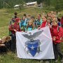 23_E’ ora di ripartire: foto ricordo con il rifugio sullo sfondo