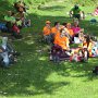 Pranzo al sacco sul prato, all'ombra