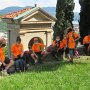 Ultima sosta sul sagrato prima di riprendere le auto per il rientro.